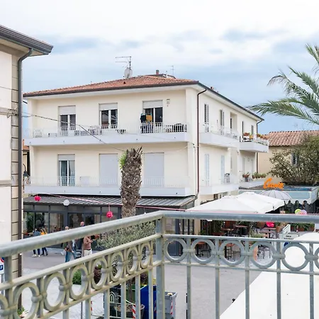Vacation With 3 Separate And Private Parking * Marina di Pietrasanta