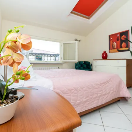Vacation With 3 Separate And Private Parking Apartment Marina di Pietrasanta