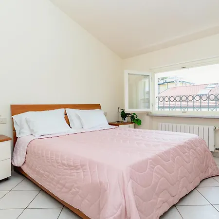 Vacation With 3 Separate And Private Parking Apartment *