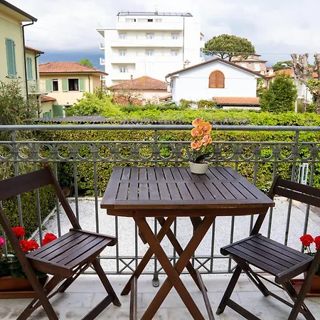 Vacation With 3 Separate And Private Parking Apartament Marina di Pietrasanta