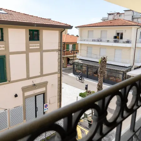 Vacation With 3 Separate And Private Parking Apartament Marina di Pietrasanta